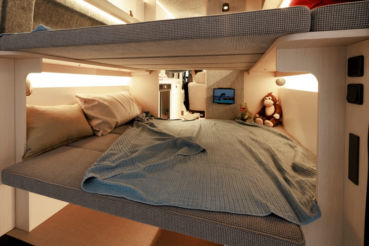 |「車の中ってマジ?」「もう家じゃん…」すごく広いベッド…しかも2段。今年発表されたキャンピングカー新モデルが凄すぎた。