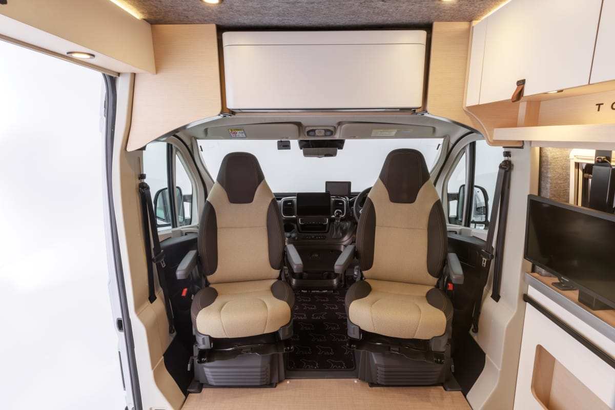 |「車の中ってマジ?」「もう家じゃん…」すごく広いベッド…しかも2段。今年発表されたキャンピングカー新モデルが凄すぎた。