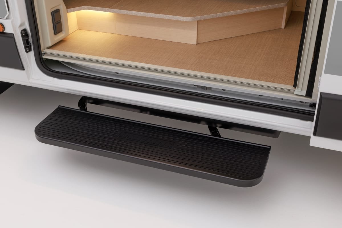 |「車の中ってマジ?」「もう家じゃん…」すごく広いベッド…しかも2段。今年発表されたキャンピングカー新モデルが凄すぎた。