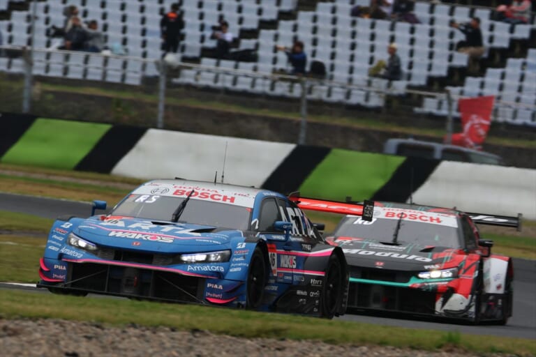 終盤の2位争い|SUPER GT 第7戦オートポリスでHONDA CIVIC TYPE R-GTが初優勝!CIVIC TYPE R-GTラストイヤーに大金星!