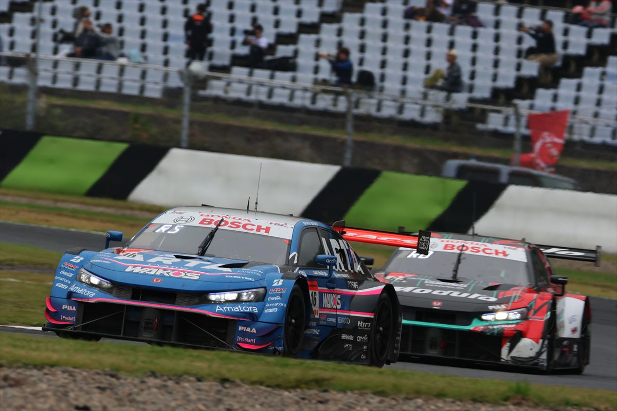 終盤の2位争い|SUPER GT 第7戦オートポリスでHONDA CIVIC TYPE R-GTが初優勝!CIVIC TYPE R-GTラストイヤーに大金星!