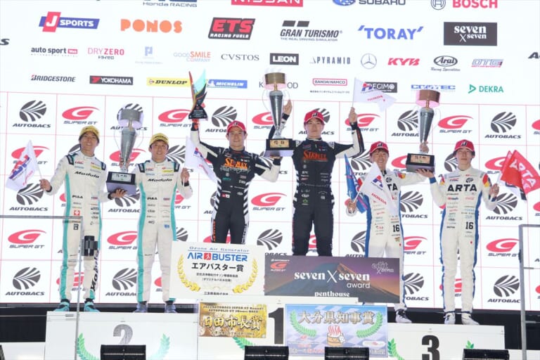 GT500クラスの表彰式|SUPER GT 第7戦オートポリスでHONDA CIVIC TYPE R-GTが初優勝!CIVIC TYPE R-GTラストイヤーに大金星!