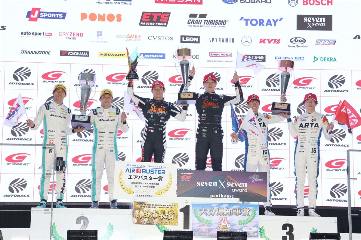 GT500クラスの表彰式｜SUPER GT 第7戦オートポリスでHONDA CIVIC TYPE R-GTが初優勝！CIVIC TYPE R-GTラストイヤーに大金星！