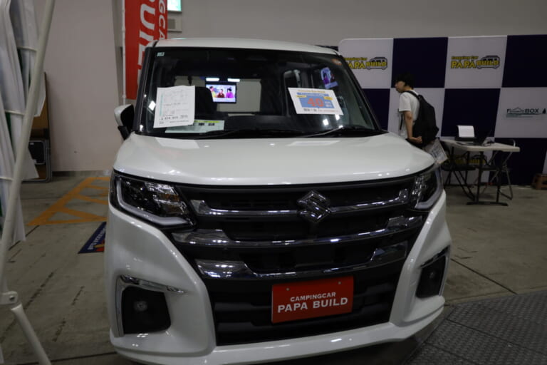 東京キャンピングカーショー2025で展示されていたパパビルドのF-BOX ウィッシュ。ベース車はスズキ•ソリオ。パパビルドは大阪府豊中市にあり、軽キャンパーをはじめ小型キャンピングカーの数々をラインナップするキャンピングカーの専門店だ。｜「えぇーっ！ これヤバッ」ぱっと見シンプル。だけど魅力的な機能が搭載。車中泊を快適にするトールボディのキャンピングカー。