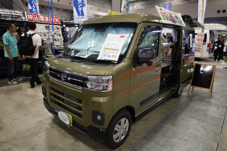 東京キャンピングカーショー2025で展示されていたロードセレクト コンパクトASのベース車はダイハツ•アトレーRS。ボディカラーはアウトドアに良く似合うオフビートカーキメタリック。｜「えっ 軽自動車だよ？」「一体どんな仕掛けが…」4人が横になって寝られる、魔法の軽キャンパー。贅沢な就寝スペースが魅力的。