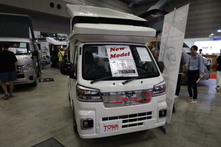 東京キャンピングカーショー2025で展示されていた車両のベースはダイハツ•ハイゼット。駆動方式はパートタイム4WD。｜「本当に660ccか？」「ちょっとコレは凄すぎる…」マジで快適すぎるぞ、車内が家みたい。圧倒的な存在感と満足の室内空間が素敵なキャンピングカー。