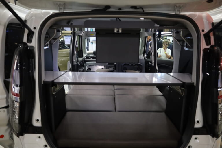 室内はぱっと見、シンプル。だが随所に車中泊を快適にする機能が搭載されている。｜「えぇーっ！ これヤバッ」ぱっと見シンプル。だけど魅力的な機能が搭載。車中泊を快適にするトールボディのキャンピングカー。
