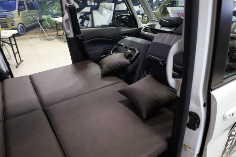 車内の水平面を最大限活用したフルフラットベッドが展開できる。｜「えぇーっ！ これヤバッ」ぱっと見シンプル。だけど魅力的な機能が搭載。車中泊を快適にするトールボディのキャンピングカー。