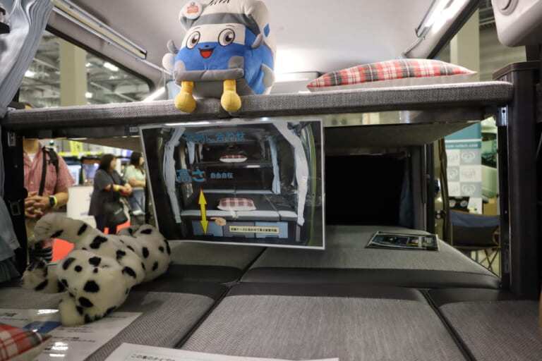 標準装備のベッドは運転席後方から荷室のかけて展開。大人2人の就寝スペースになる。｜「えっ 軽自動車だよ？」「一体どんな仕掛けが…」4人が横になって寝られる、魔法の軽キャンパー。贅沢な就寝スペースが魅力的。