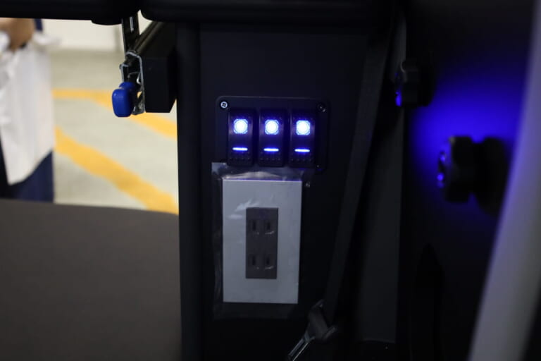 オプションのポータブルバッテリーを搭載すれば100Vコンセントが利用可能。車内で家電が使える。｜「えぇーっ！ これヤバッ」ぱっと見シンプル。だけど魅力的な機能が搭載。車中泊を快適にするトールボディのキャンピングカー。