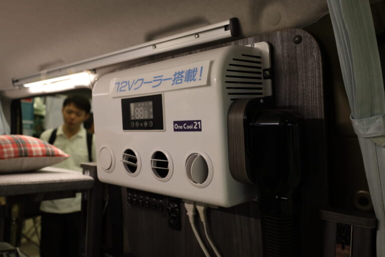 12V車載用クーラーはリヤ右側に設置。｜「えっ 軽自動車だよ？」「一体どんな仕掛けが…」4人が横になって寝られる、魔法の軽キャンパー。贅沢な就寝スペースが魅力的。
