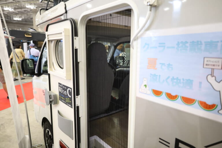 エントランスドアの丸窓もオシャレでクールな外観のポイントだ。｜「本当に660ccか？」「ちょっとコレは凄すぎる…」マジで快適すぎるぞ、車内が家みたい。圧倒的な存在感と満足の室内空間が素敵なキャンピングカー。