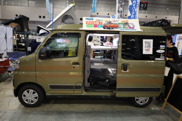 横から見ると上段ベッドがフロント側に伸び、広々としたベッド展開がよく分かる。下段ベッド下すべてが収納スペースになるのもロードセレクト コンパクトASの特長だ。｜「えっ 軽自動車だよ？」「一体どんな仕掛けが…」4人が横になって寝られる、魔法の軽キャンパー。贅沢な就寝スペースが魅力的。