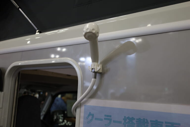 シャワーヘッドは車外でも使えて便利。｜「本当に660ccか？」「ちょっとコレは凄すぎる…」マジで快適すぎるぞ、車内が家みたい。圧倒的な存在感と満足の室内空間が素敵なキャンピングカー。