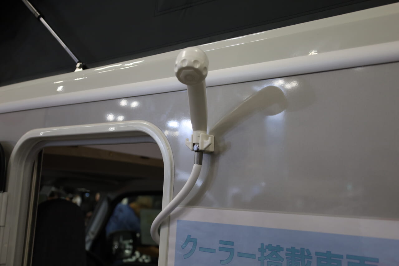 シャワーヘッドは車外でも使えて便利。｜「本当に660ccか？」「ちょっとコレは凄すぎる…」マジで快適すぎるぞ、車内が家みたい。圧倒的な存在感と満足の室内空間が素敵なキャンピングカー。