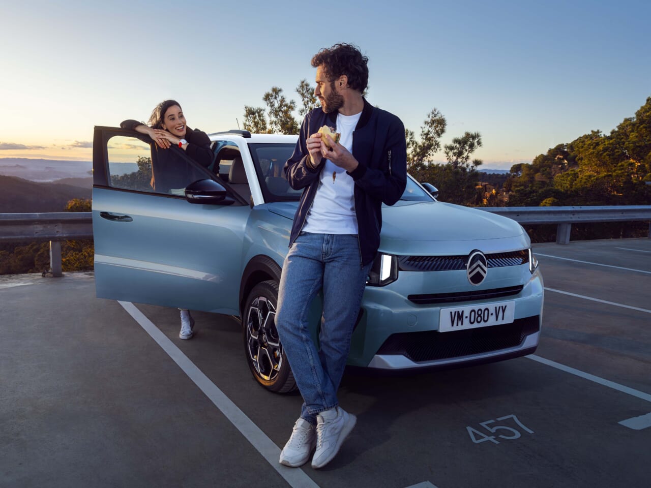 ｜ハイルーフ化＆極上シートで、より快適キャビンへ。新型シトロエンC3ハイブリッドが国内導入【価格は339万円〜】