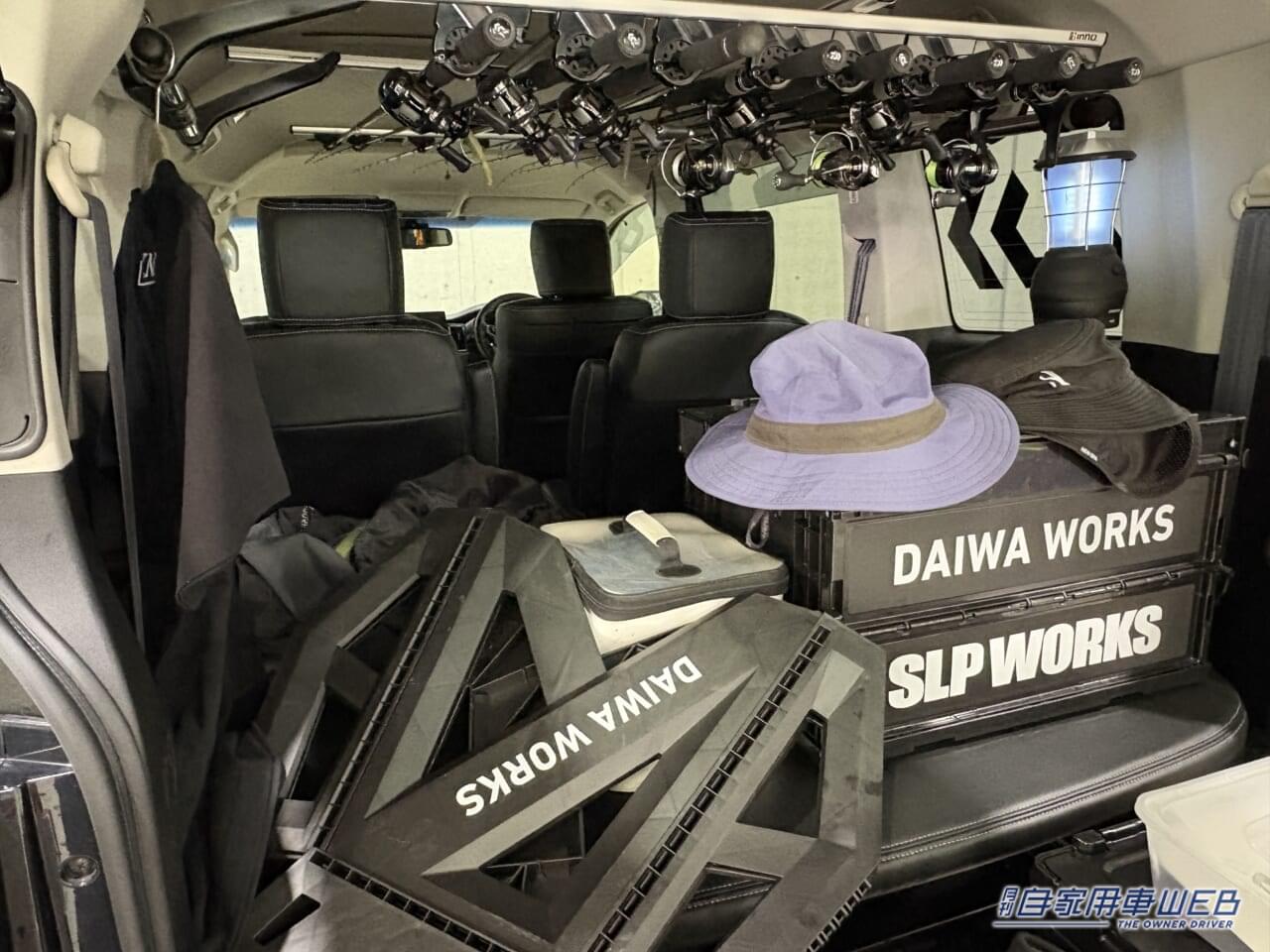 三菱自動車のデリカD:5のラゲッジスペース｜「えっ…そこがスライドするの？」収納力がヤバい！ アイデア満載のプロの釣り師のカスタムカーを紹介！［三菱自動車 デリカD:5］