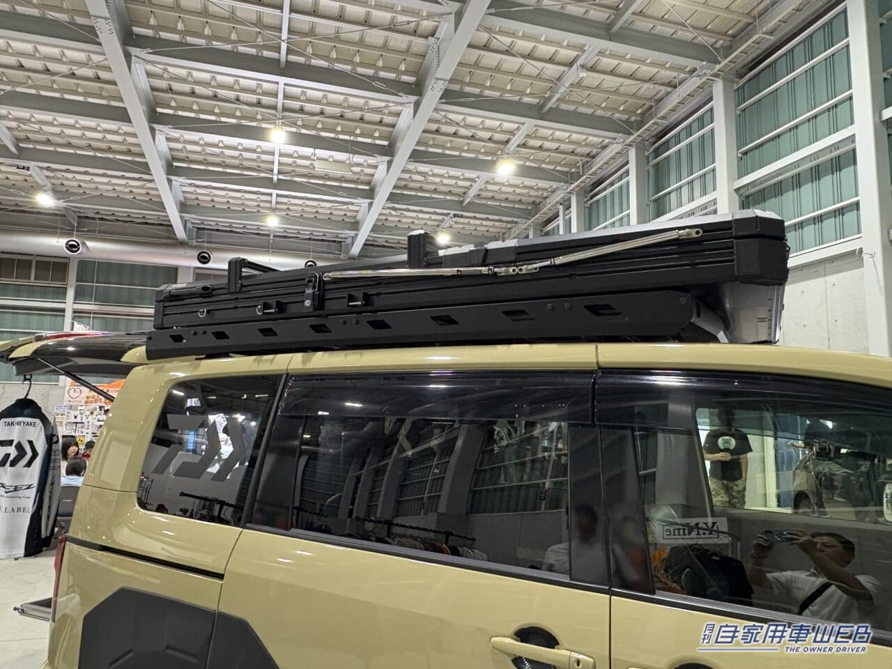 三菱自動車のデリカD:5のに搭載された、NOMAD CAMPERのルーフトップテント。｜「えっ…そこがスライドするの？」収納力がヤバい！ アイデア満載のプロの釣り師のカスタムカーを紹介！［三菱自動車 デリカD:5］
