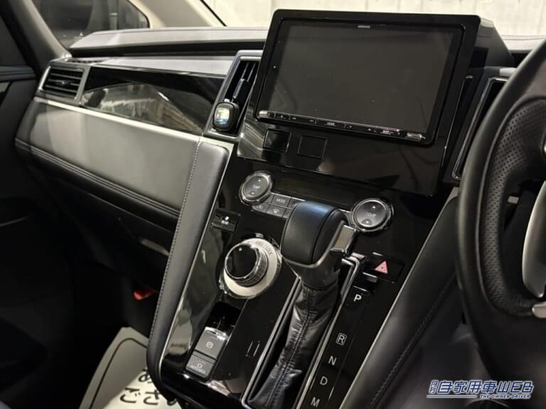 Weed仕様の三菱自動車、デリカD:5の車内｜「えっ…そこがスライドするの？」収納力がヤバい！ アイデア満載のプロの釣り師のカスタムカーを紹介！［三菱自動車 デリカD:5］