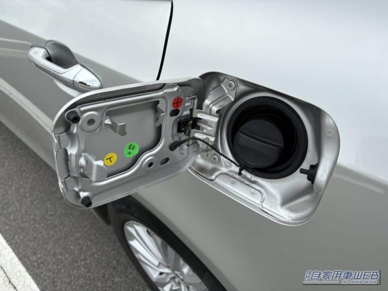 クルマの給油口。|「マジで損してたわ…」多くの人が気づいていないクルマの機能。すぐに試してみたくなる裏ワザを紹介。