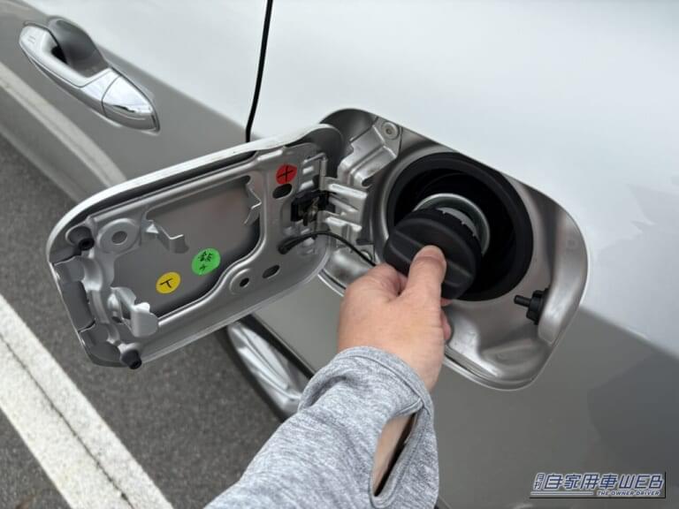 燃料キャップを開ける。｜「マジで損してたわ…」多くの人が気づいていないクルマの機能。すぐに試してみたくなる裏ワザを紹介。