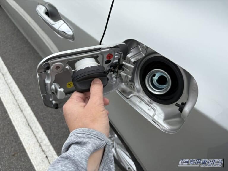 クルマの給油口。|「マジで損してたわ…」多くの人が気づいていないクルマの機能。すぐに試してみたくなる裏ワザを紹介。