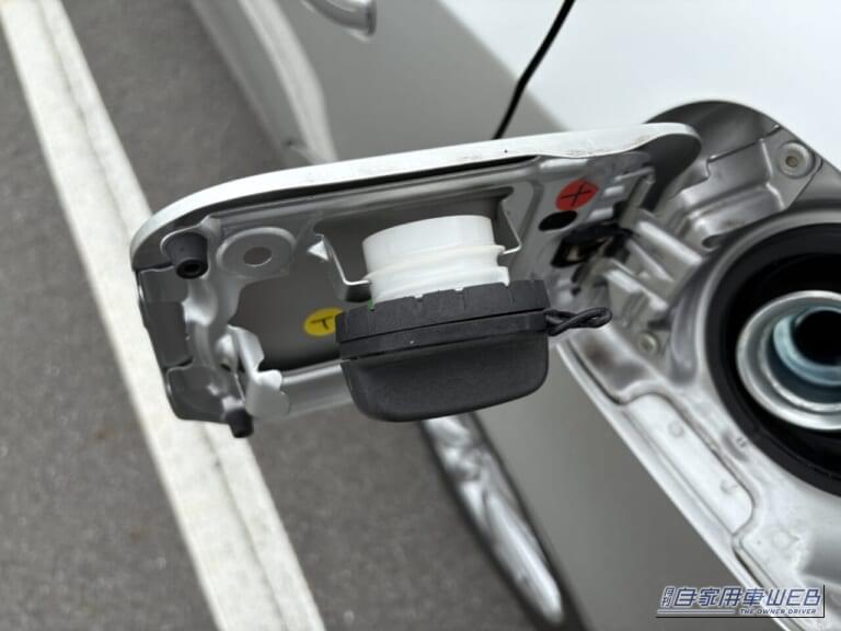 クルマの給油口。|「マジで損してたわ…」多くの人が気づいていないクルマの機能。すぐに試してみたくなる裏ワザを紹介。