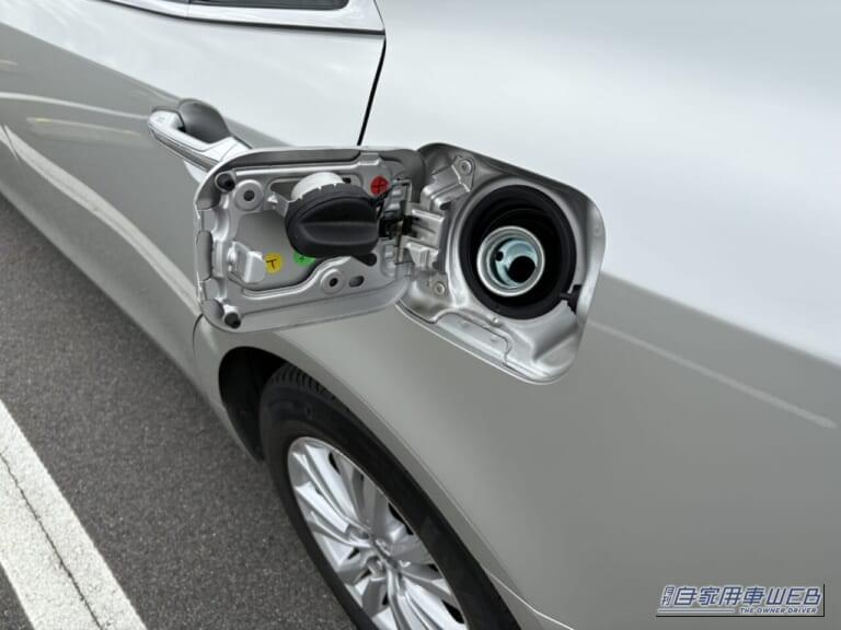 クルマの給油口。|「マジで損してたわ…」多くの人が気づいていないクルマの機能。すぐに試してみたくなる裏ワザを紹介。