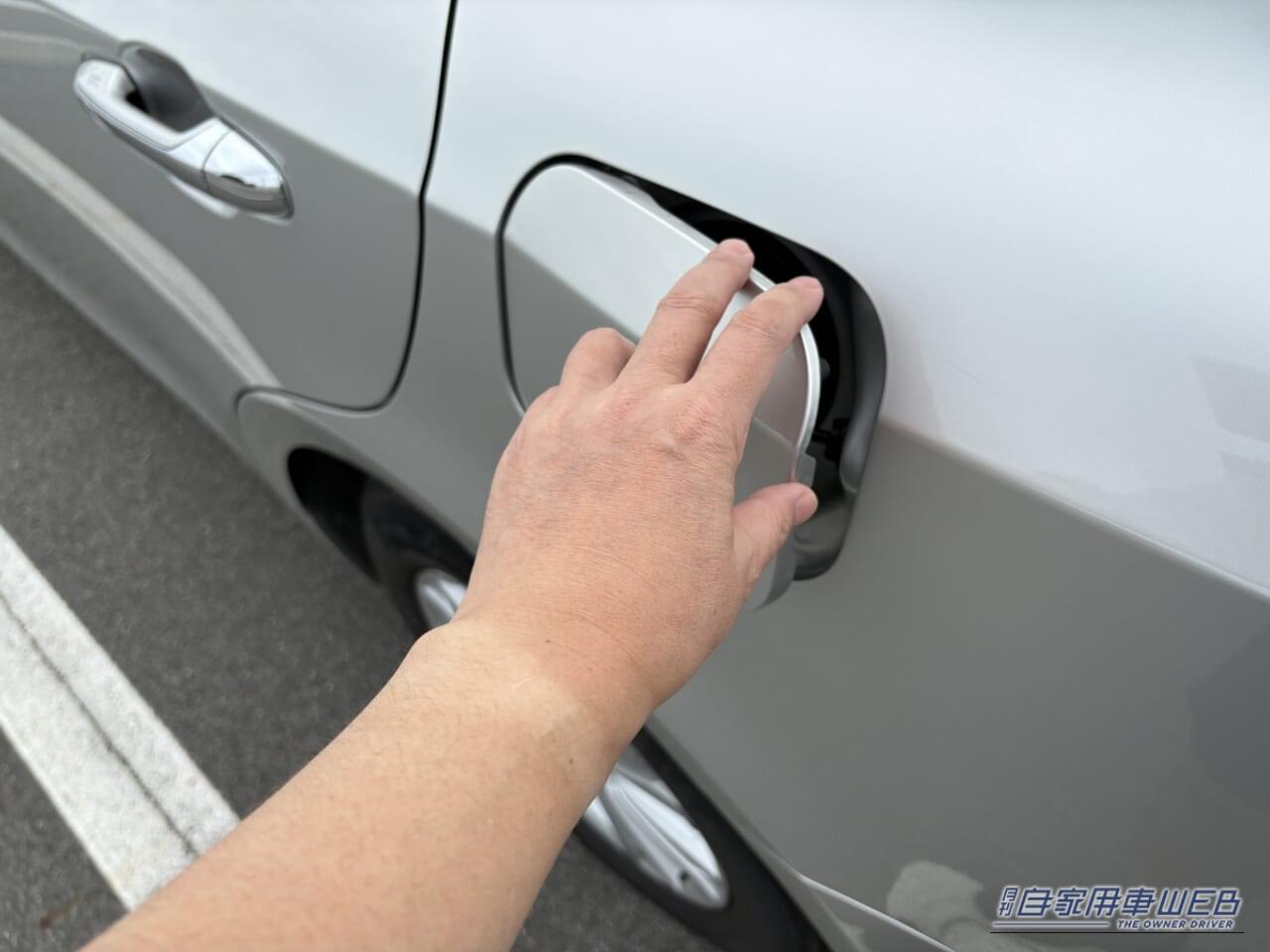 給油口のフタが半開きとなった状態。|「マジで損してたわ…」多くの人が気づいていないクルマの機能。すぐに試してみたくなる裏ワザを紹介。