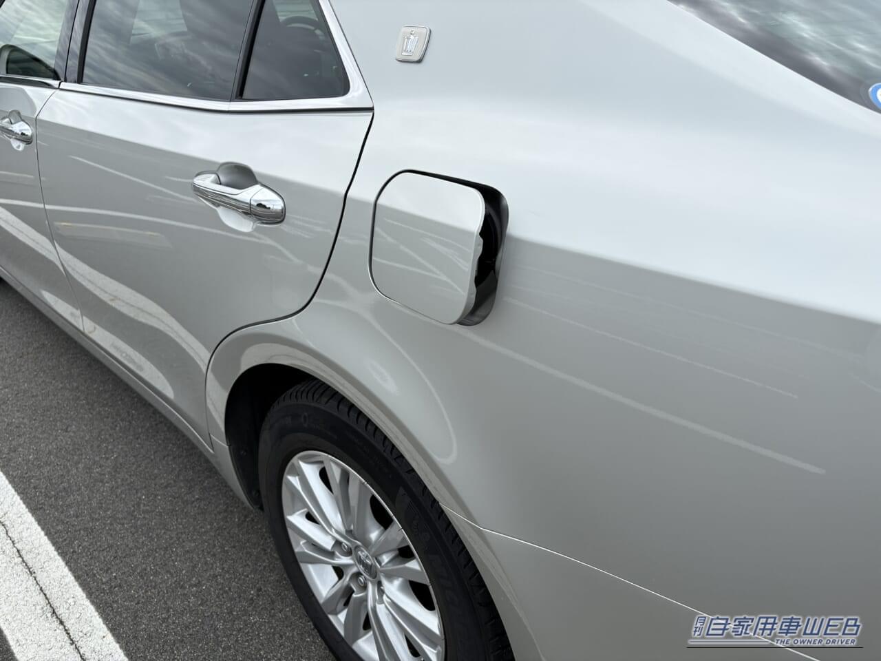 給油口のフタが半開きとなった状態。|「マジで損してたわ…」多くの人が気づいていないクルマの機能。すぐに試してみたくなる裏ワザを紹介。