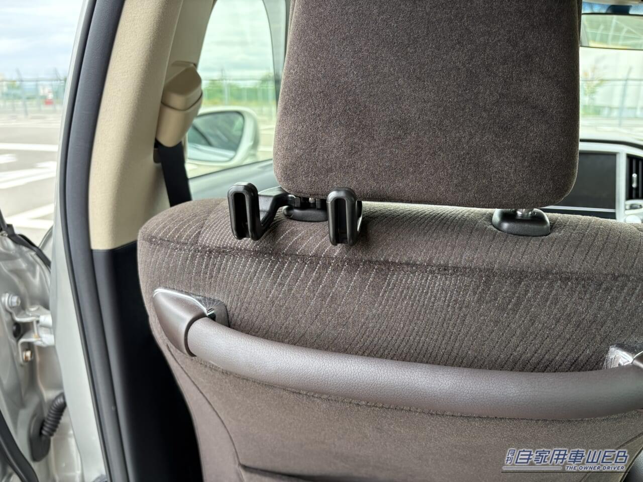 |「コレ活用してる?」「えっ…使ってないの?」車のヘッドレストの便利な活用テクを紹介。