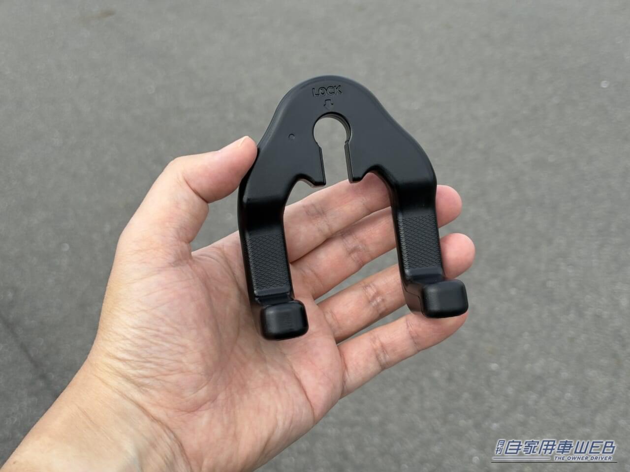 |「コレ活用してる?」「えっ…使ってないの?」車のヘッドレストの便利な活用テクを紹介。