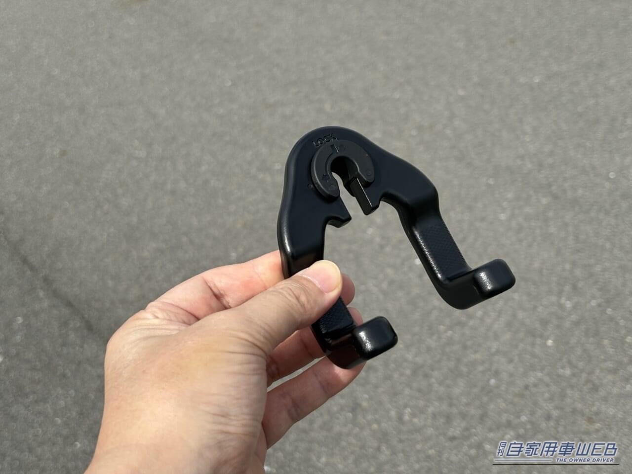 |「コレ活用してる?」「えっ…使ってないの?」車のヘッドレストの便利な活用テクを紹介。