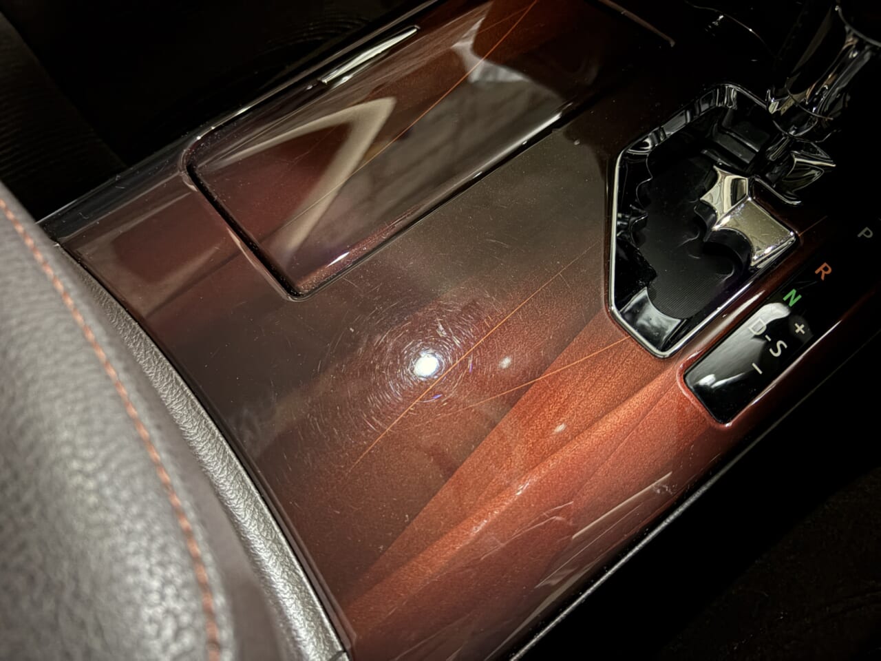 210系クラウンのシフトパネル。|「えっ…どうして…」「これはキツいわ」車内がとんでもないことに。ちょっとしたことで簡単に解消できる方法を紹介