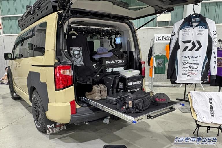 三菱自動車のデリカD:5のラゲッジスペース｜「えっ…そこがスライドするの？」収納力がヤバい！ アイデア満載のプロの釣り師のカスタムカーを紹介！［三菱自動車 デリカD:5］