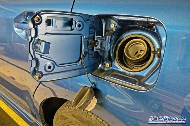 ダラリとぶら下がった状態の燃料キャップ。|「マジで損してたわ…」多くの人が気づいていないクルマの機能。すぐに試してみたくなる裏ワザを紹介。