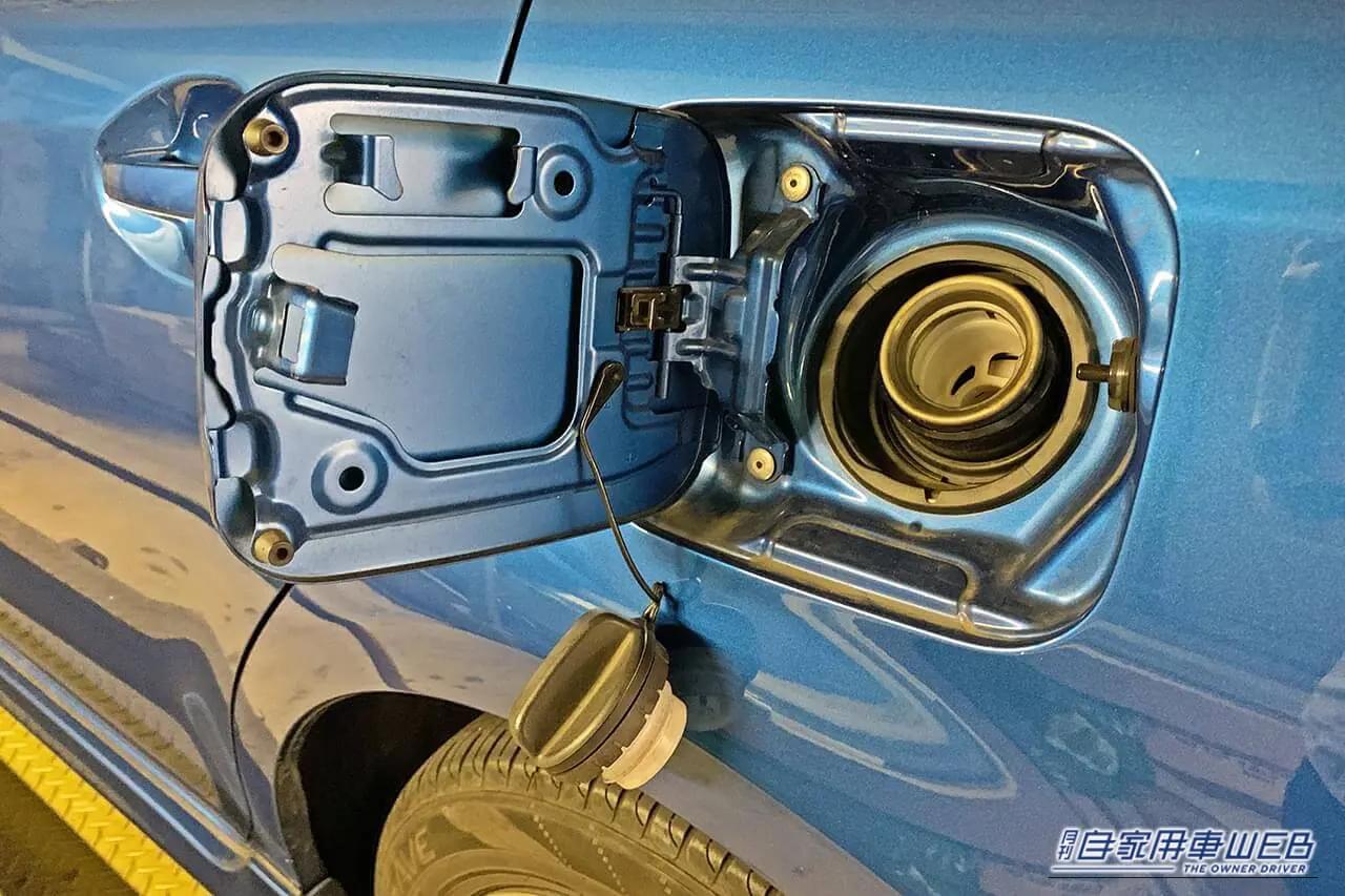 ダラリとぶら下がった状態の燃料キャップ。|「マジで損してたわ…」多くの人が気づいていないクルマの機能。すぐに試してみたくなる裏ワザを紹介。