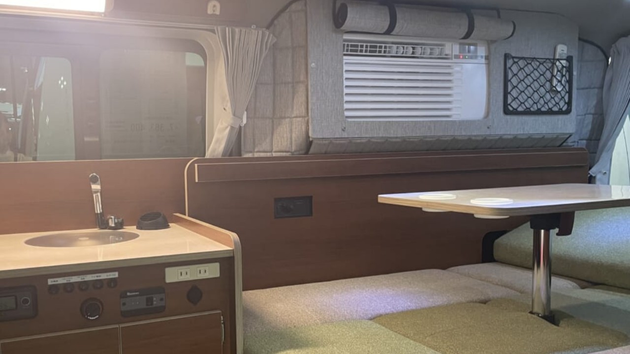 「これ凄くない?」「かなり欲しいかも」車なのに“家の延長”として使える。派手さより誠実さが光る、都会で快適・自然で最強なキャンピングカー。