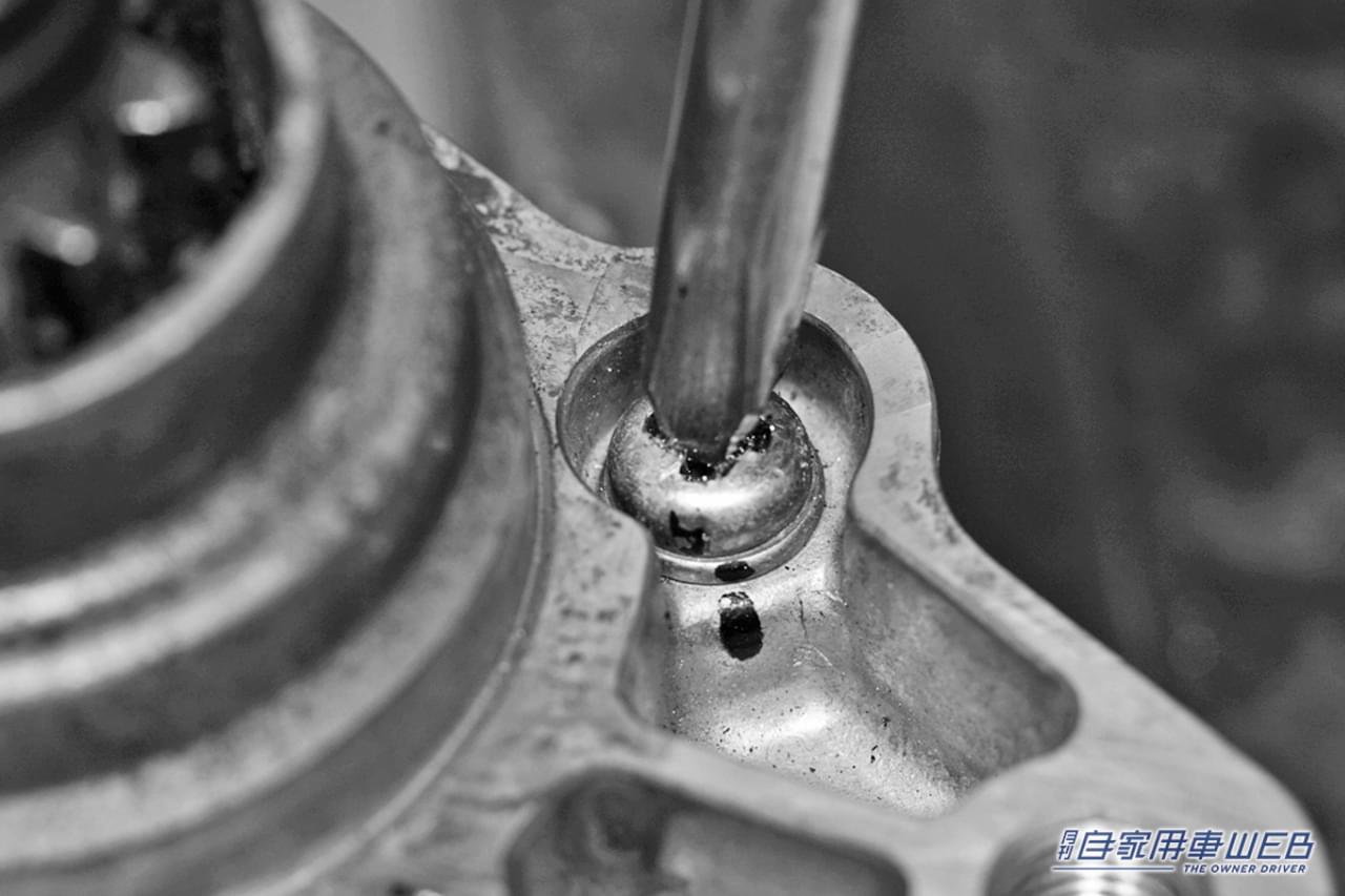 ネジをドライバーで緩めようとしている|「コレはすごい。考えた人、頭いいわ」固く締まったネジを外す超便利な裏ワザ。「えっそんな方法があるんだ?」もっと早く知りたかった…