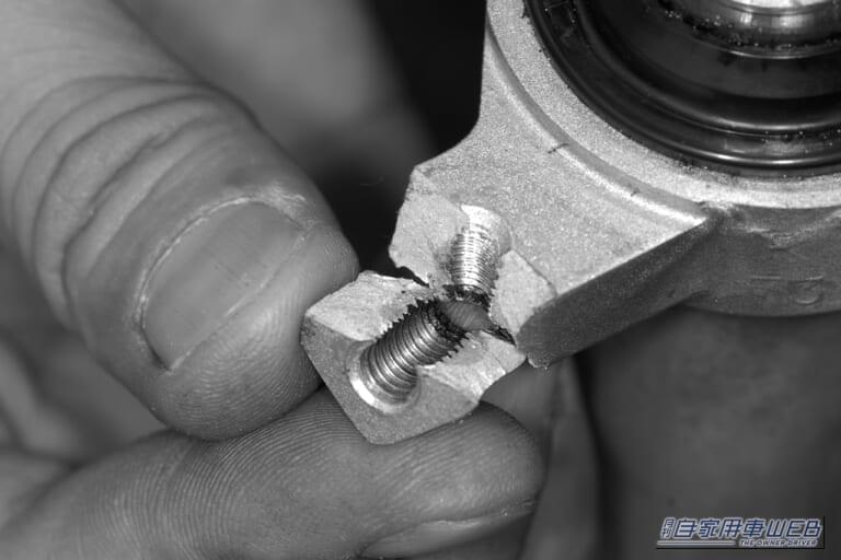 自動車整備の世界では、昔からよく使用されてきたリペア法で、壊れた金属パーツを補修する。｜「あちゃ〜！やっちゃった…」こんなトラブルでも大丈夫。昔から利用されている対処法を紹介。「えっ？そんな方法があったんだ…」