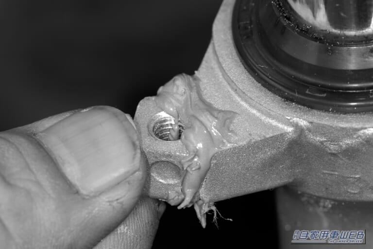 自動車整備の世界では、昔からよく使用されてきたリペア法で、壊れた金属パーツを補修する。|「あちゃ〜!やっちゃった…」こんなトラブルでも大丈夫。昔から利用されている対処法を紹介。「えっ?そんな方法があったんだ…」