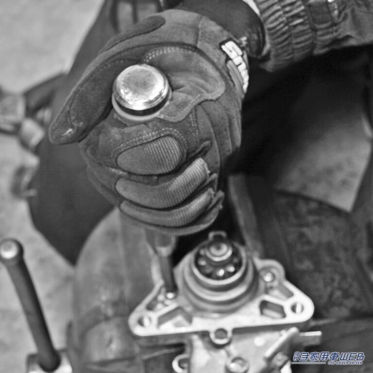 ショックドライバーの作業風景|「コレはすごい。考えた人、頭いいわ」固く締まったネジを外す超便利な裏ワザ。「えっそんな方法があるんだ?」もっと早く知りたかった…