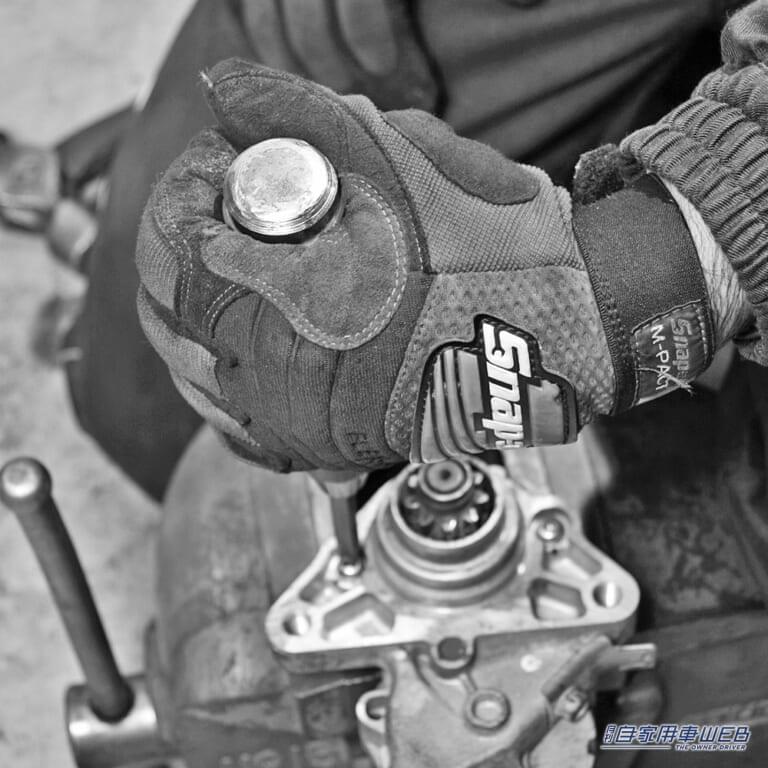 ショックドライバーの作業風景|「コレはすごい。考えた人、頭いいわ」固く締まったネジを外す超便利な裏ワザ。「えっそんな方法があるんだ?」もっと早く知りたかった…