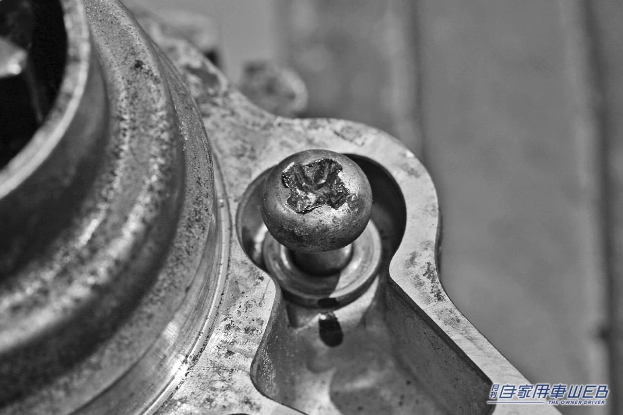 ショックドライバーを使用した結果、緩んだネジ|「コレはすごい。考えた人、頭いいわ」固く締まったネジを外す超便利な裏ワザ。「えっそんな方法があるんだ?」もっと早く知りたかった…