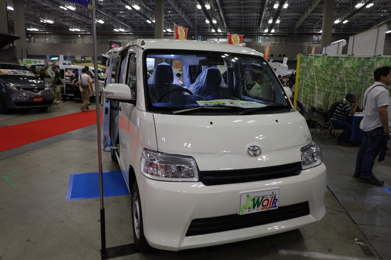 マルチパーパスビークルWALK Jr.のベース車はトヨタ•タウンエース。駆動方式は2WDと4WDから選べる。|「えぇーっ もはや家だぞ…」普通のトヨタ車と思いきや…暮らせるレベルの車内に驚いた。キッチン・冷蔵庫・クーラー・電源にベッドまで!