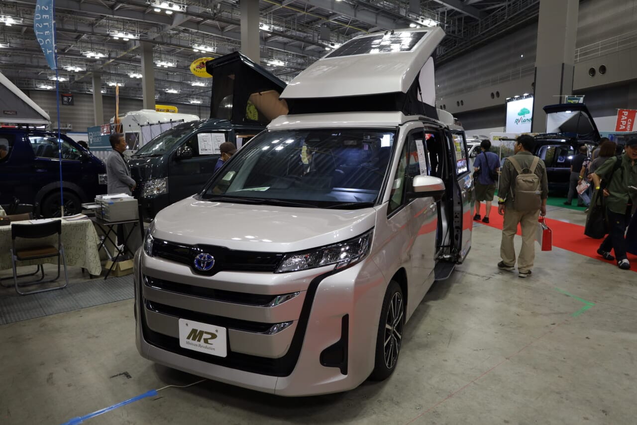 リヤゲートからのぞく車内は落ち着いた色合いのインテリアを設え、まるで部屋。フルフラットのベッドが展開できることがわかる。｜トヨタの“超すごい”ミニバンが「もはや部屋」みたいな車内に。好きな人にブッ刺さる、充実装備の特別仕様車は「理想的」すぎてグッと来る。