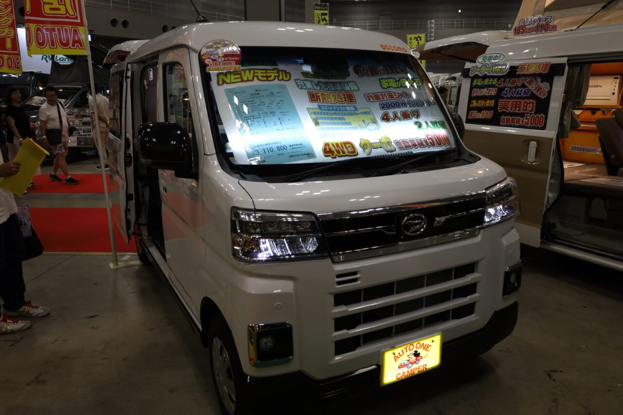 オートワン キャンパー アコモのベース車はダイハツ•アトレーRSターボ。|「これは凄いぞ…」ヤバい軽キャンパーがデビューニューモデルは、めっちゃ嬉しい機能付き。高級感のある落ち着いた、開放的な室内空間は圧巻。