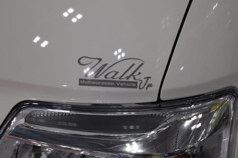 ぱっと見、飾り気のないタウンエースだが、車名のディカールがさり気なくおしゃれにキャンピングカーであることを主張。|「えぇーっ もはや家だぞ…」普通のトヨタ車と思いきや…暮らせるレベルの車内に驚いた。キッチン・冷蔵庫・クーラー・電源にベッドまで!