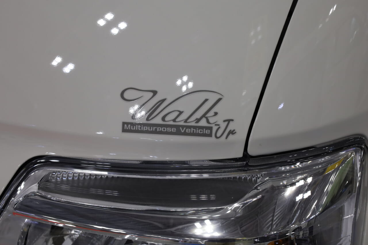 ぱっと見、飾り気のないタウンエースだが、車名のディカールがさり気なくおしゃれにキャンピングカーであることを主張。|「えぇーっ もはや家だぞ…」普通のトヨタ車と思いきや…暮らせるレベルの車内に驚いた。キッチン・冷蔵庫・クーラー・電源にベッドまで!