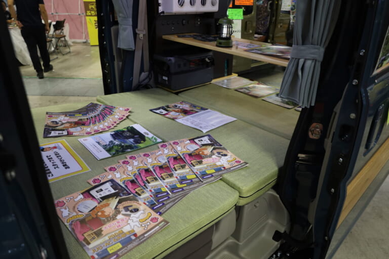 分厚いベッドマットは表と裏で硬さが変えてあり、好みに応じた反発性が選べる。｜「えぇーっ 流石にスゴイ」「本当に軽自動車ですか？」バンライファーにぶっ刺さる！まさかの天然木が胸を打つ、あれもこれも詰まった軽キャンパー。